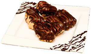 EKLERKA - Małe podłużne ciasteczka ptysiowe przekładane bitą śmietaną oblane z wierzchu czekoladą.