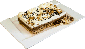 SNICKERS - Ciasto karmelowe przełożone toffi z orzechami przykryte kremem śmietankowym.